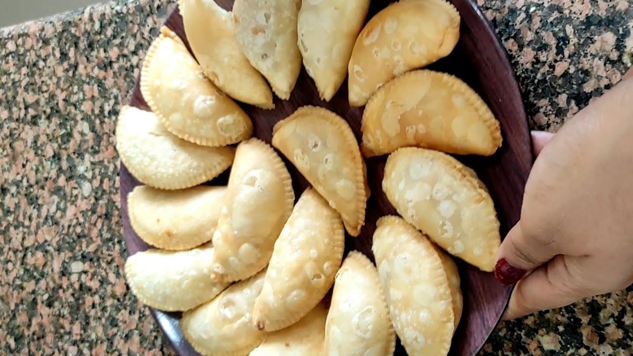 Bina mawa ya khoya k bnaye testy gujiya 😋🥐#viralrecipe #recipe #kitchen #cooking 