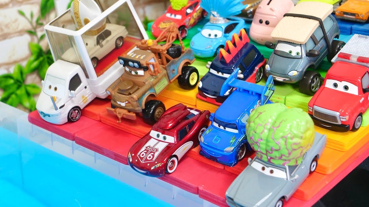 Disney Pixar Cars ☆ Various Cars miniature cars roll down a colorful slope and fall into the water!