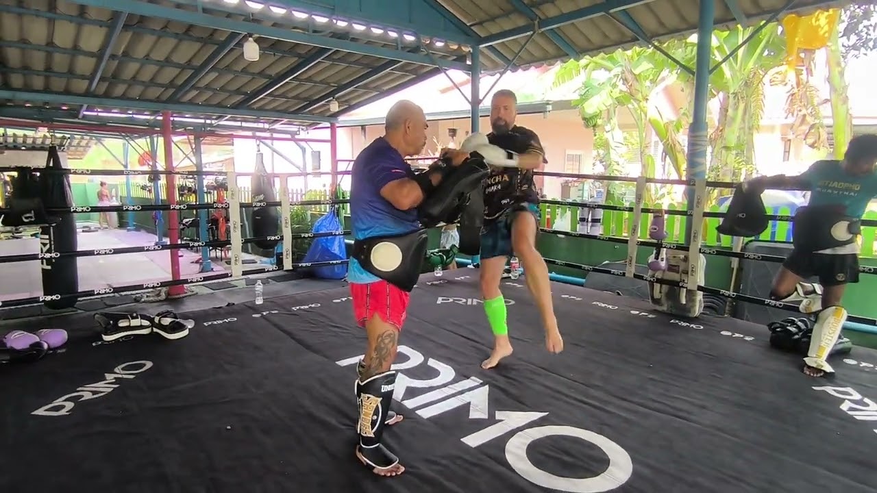 Sitjaopho Muay Thai, Kru Kling pads with Filip 🙏