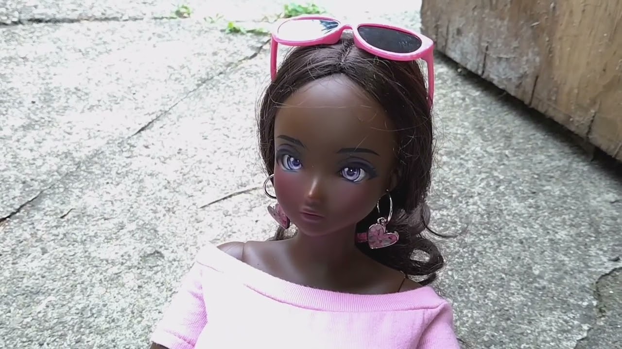 Will wellie wisher sunglasses fit a smart doll