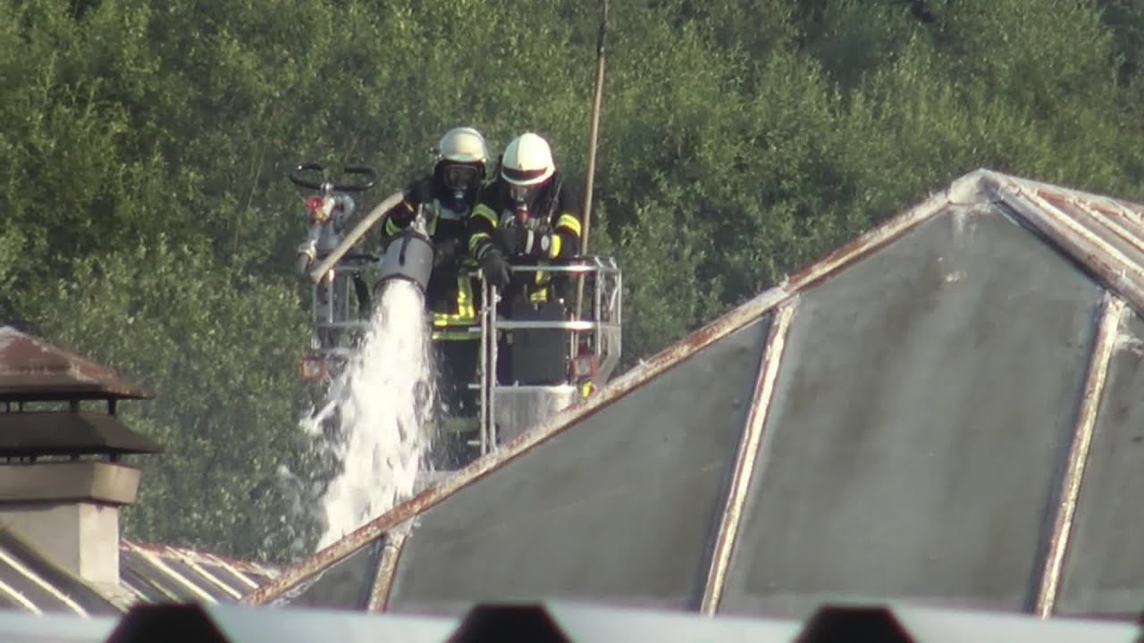 Großbrand in 5000m² Holzhalle - 3 Verletzte Feuerwehrleute in Windeck-Dattenfeld am 21.06.17 + O-Ton