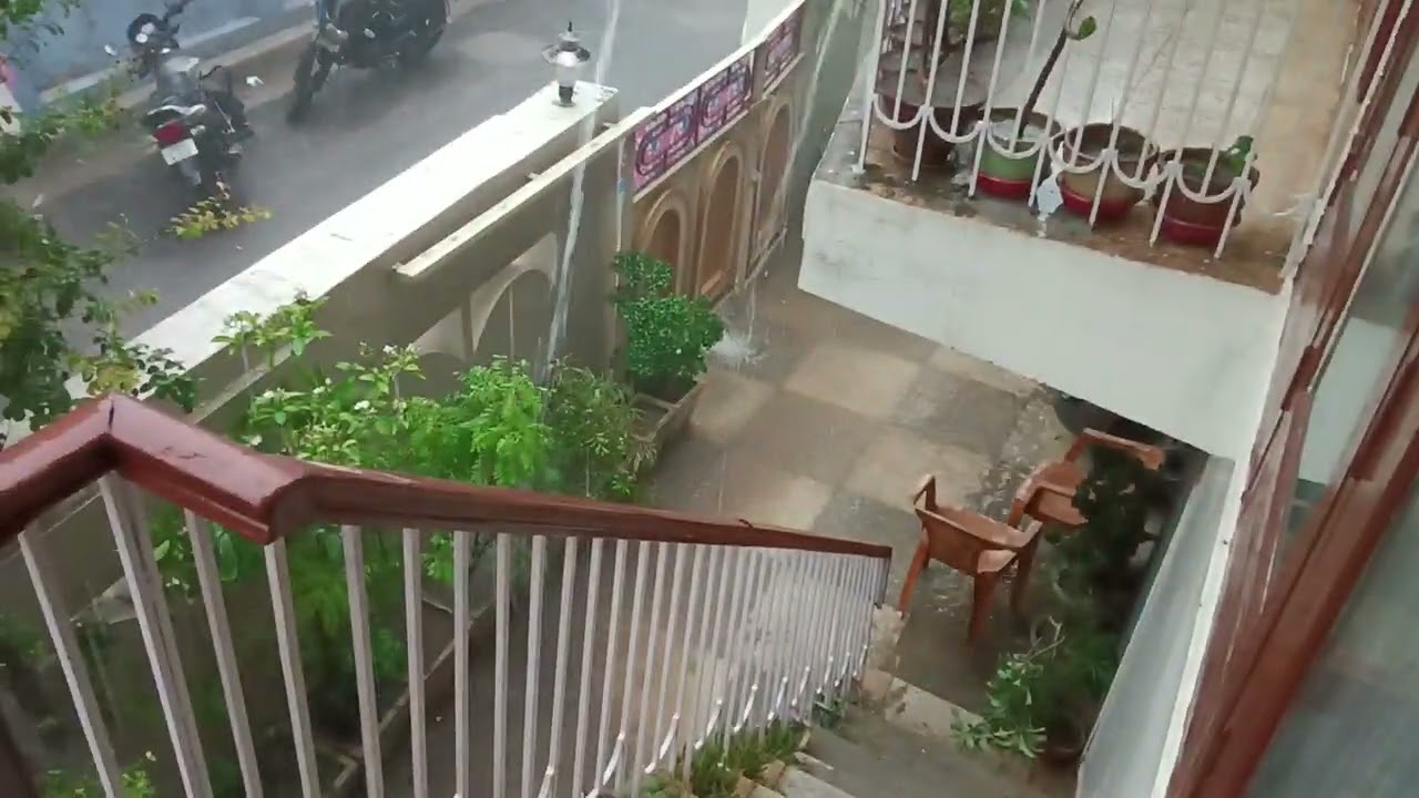 heavy rain in Varanasi. 💧🌨️🌧️⛈️🌦️