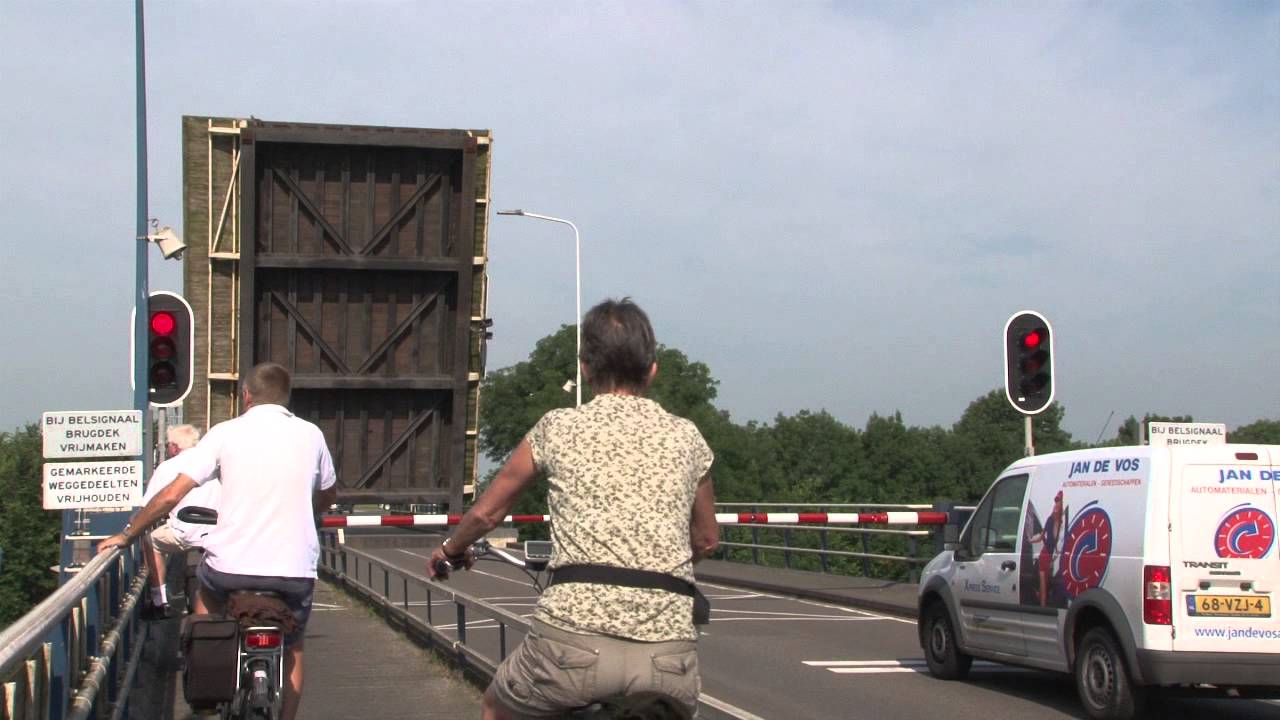 Dutch bridge opens - Brug Spannenburg