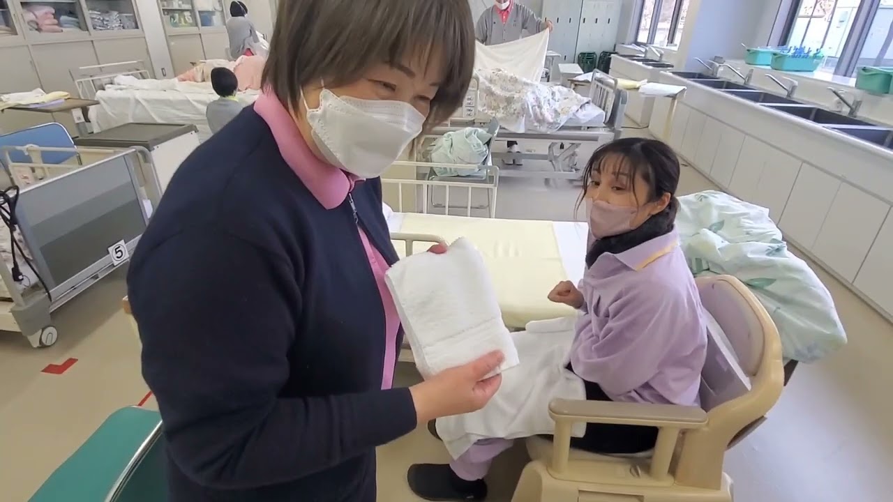 ポータブルトイレの一部介助（左片麻痺）
