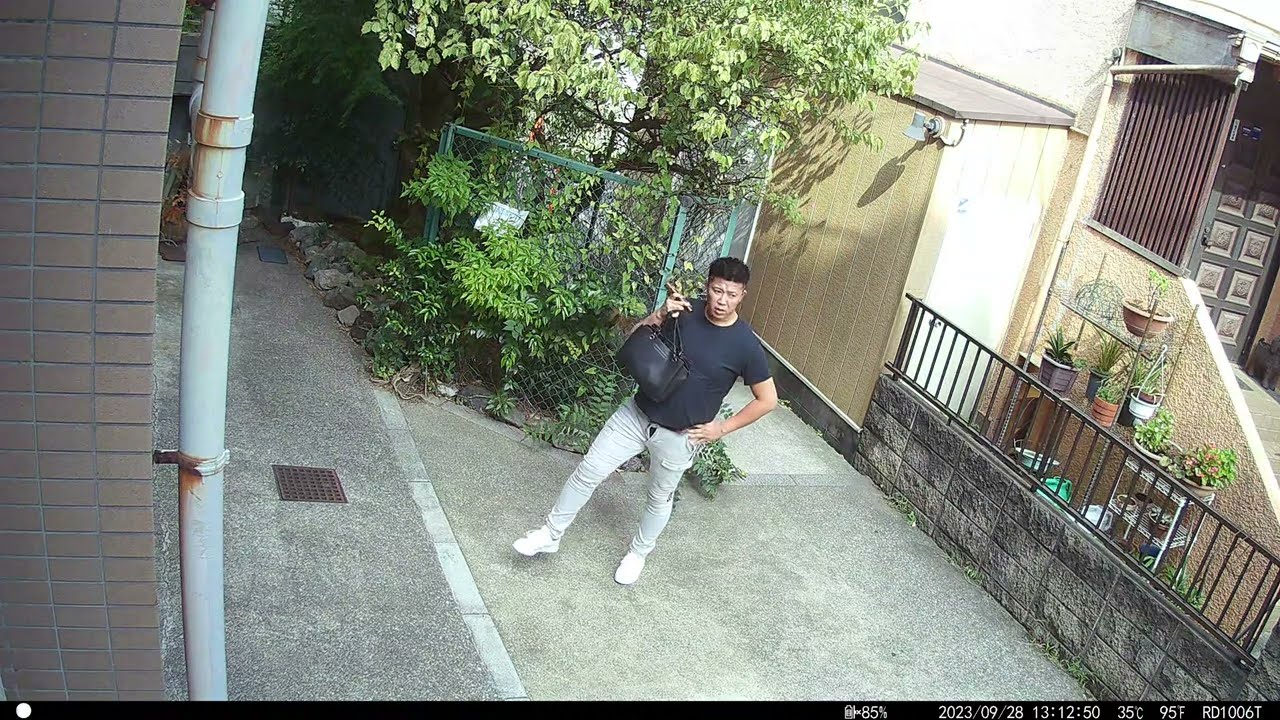 民度監視カメラ　井戸を埋めるとこういう輩が集まって来る…(恐)Citizen's Quality Surveillance Camera！#shorts 　電話で話しながら…