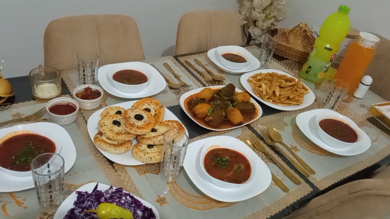 طاولة فطور اليوم الثامن😍من شهر رمضان المبارك 🌙 ميني بيتزا 🤩خضر مشكلة محشية بزاف بنينة 😋