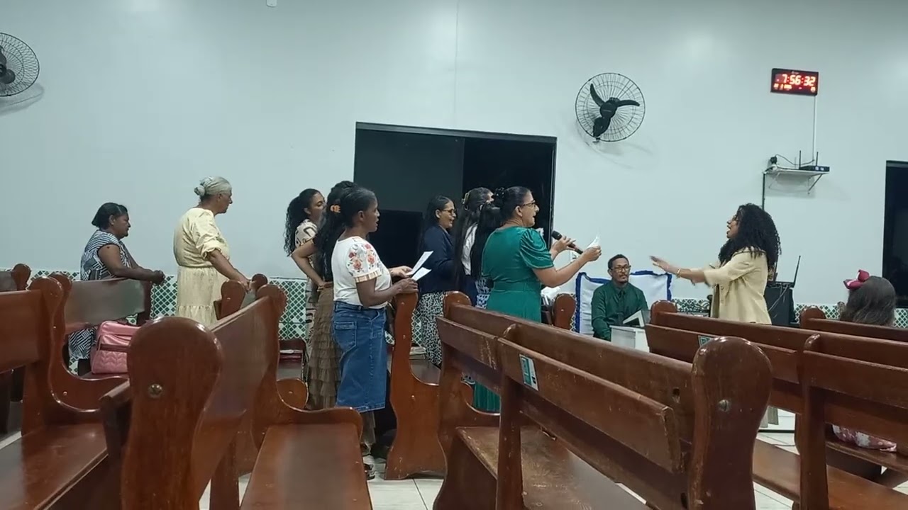 Círculo de oração louvando ao senhor