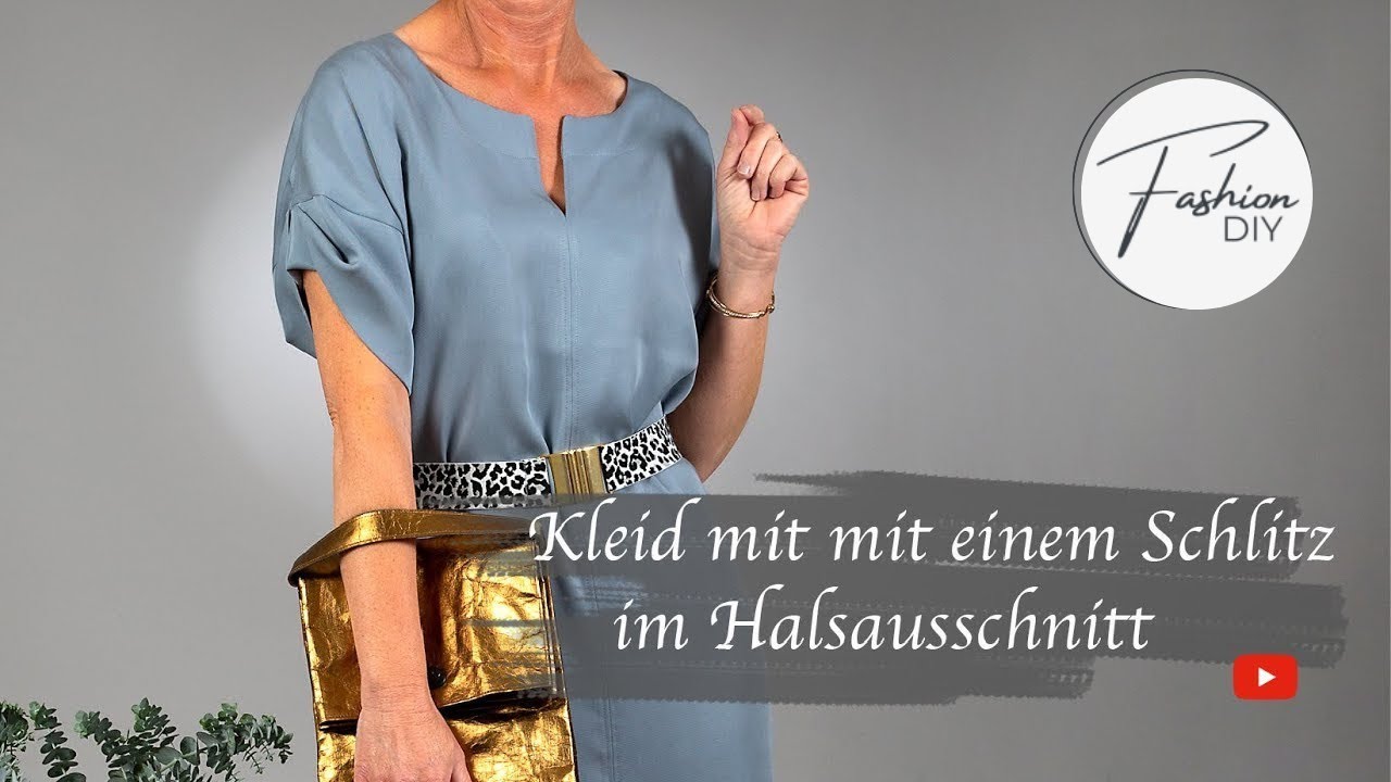 Kleid - mit einem Schlitz im Halsausschnitt