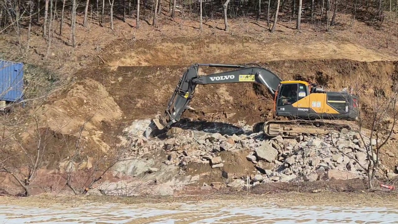 설악산자락 화강암 팽창성몰탈을 이용한 무진동무소음 암반파쇄공법 암반굴착공법 발파대안공법 무진동암파쇄공법 유석토건주식회사 010-8878-6627 