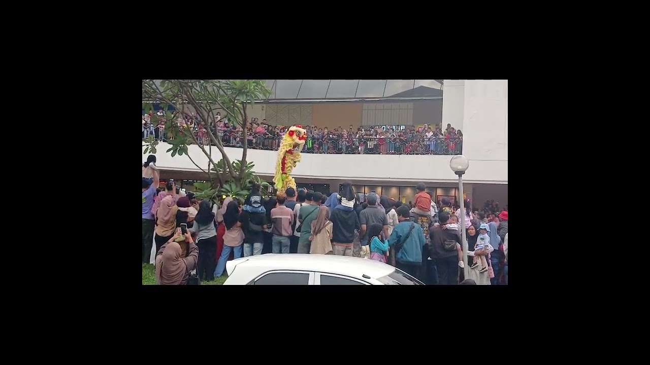Kebersamaan liburan ajak anak ke mall tidak di sengaja dan tidak tahu ada pertunjukan barongsai