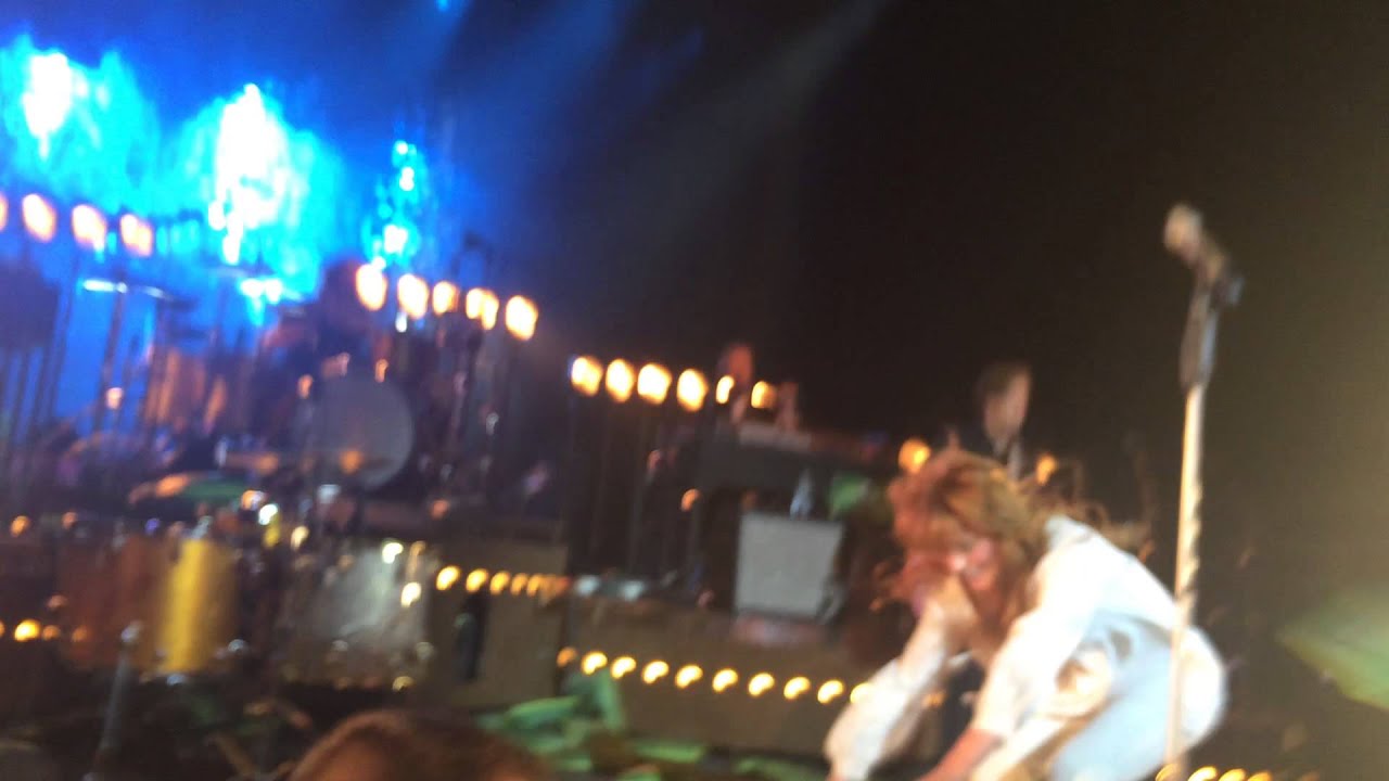 Florence + The Machine - Kiss With A Fist - Pillow fight at Les Nuits De Fourviere, Lyon, 05.07.2015