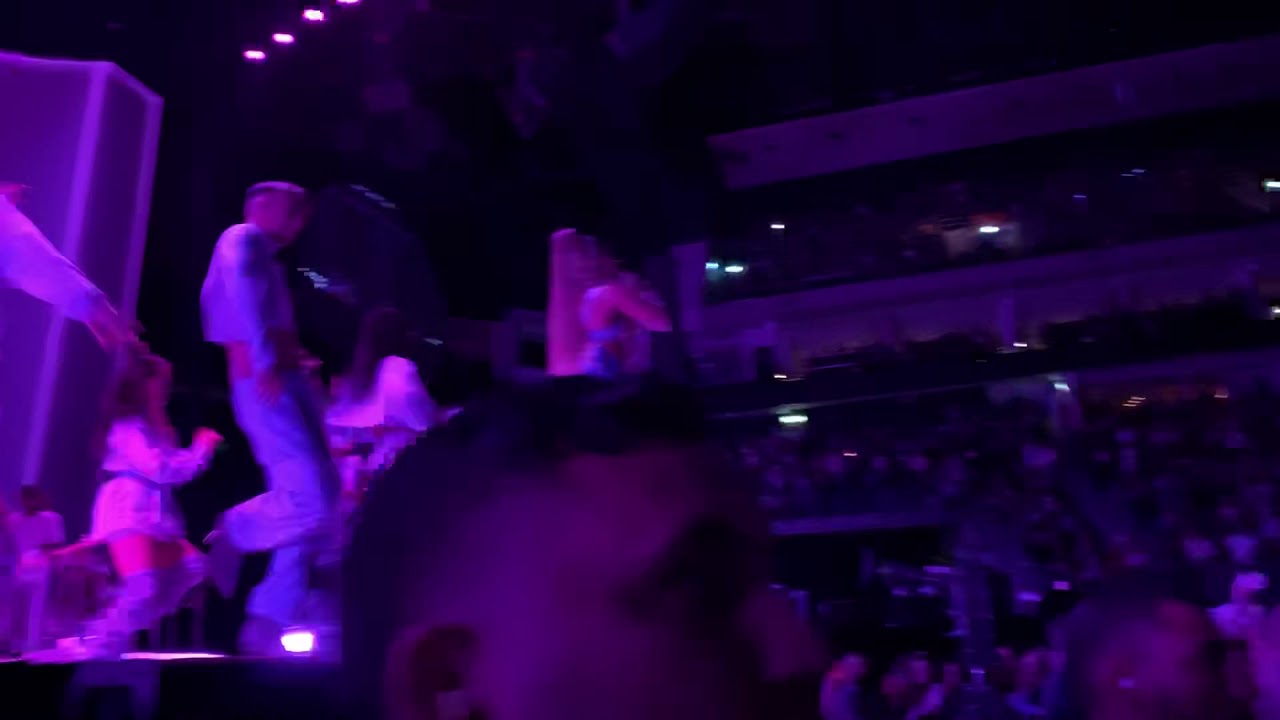 Ariana Grande - make up (Live Berlin, 10.10.19)