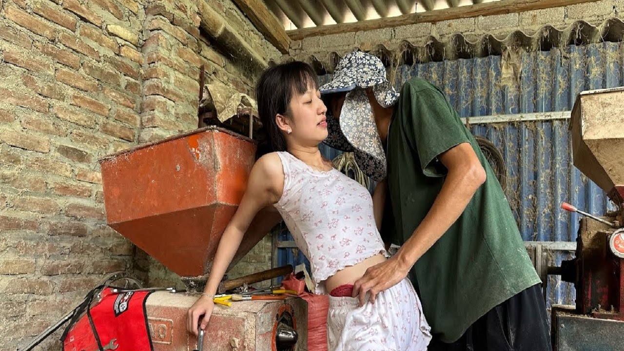Girl Helps Farmers Fix Rice Milling Machine - Helping People Improve Their Lives