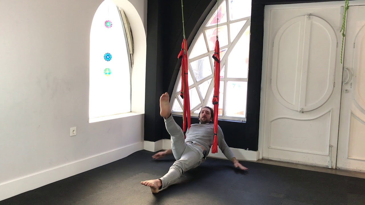 Clase de yoga aéreo con Ulises