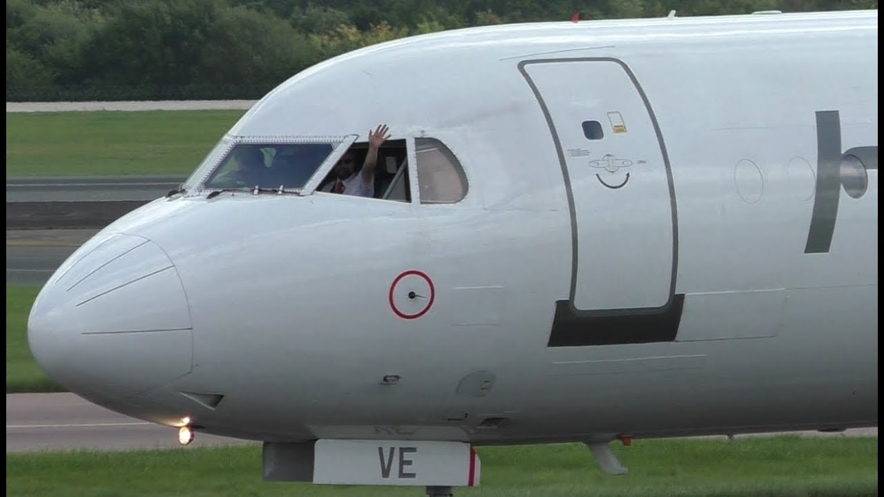 WAVING PILOTS | Helvetic Fokker 100 at Manchester Airport