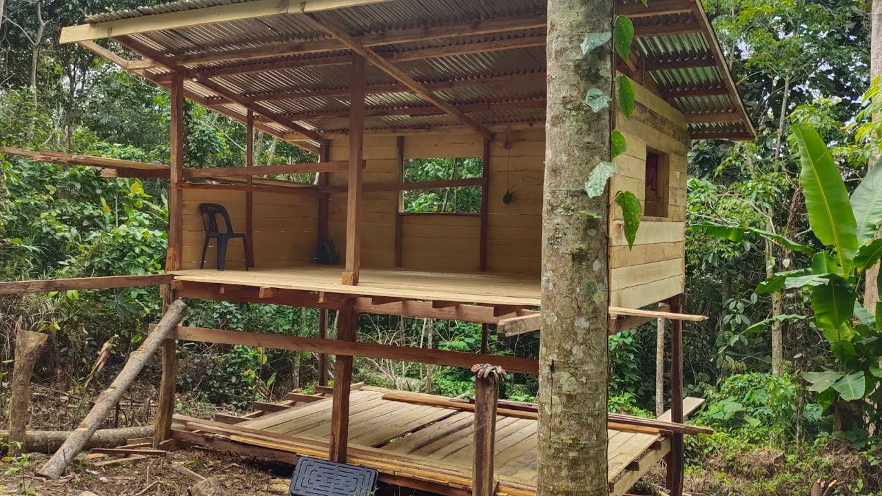 proses pembutan rumah di kebun berukuran 20x13 . bajet 1k ,semua buat sendiri. siap 70%