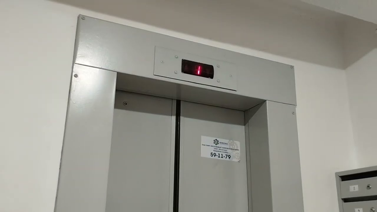Лифт СамЛЗ 1993 года. Тюмень, Московский тракт 161, подъезд 1.