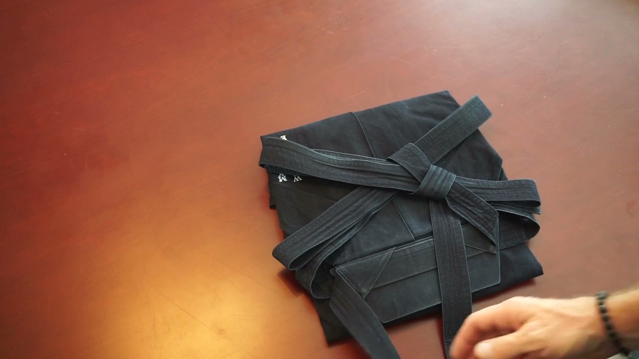 How to tie your Hakama Himo (Hakama Strings) when folding your Hakama. Kendo.   MKA