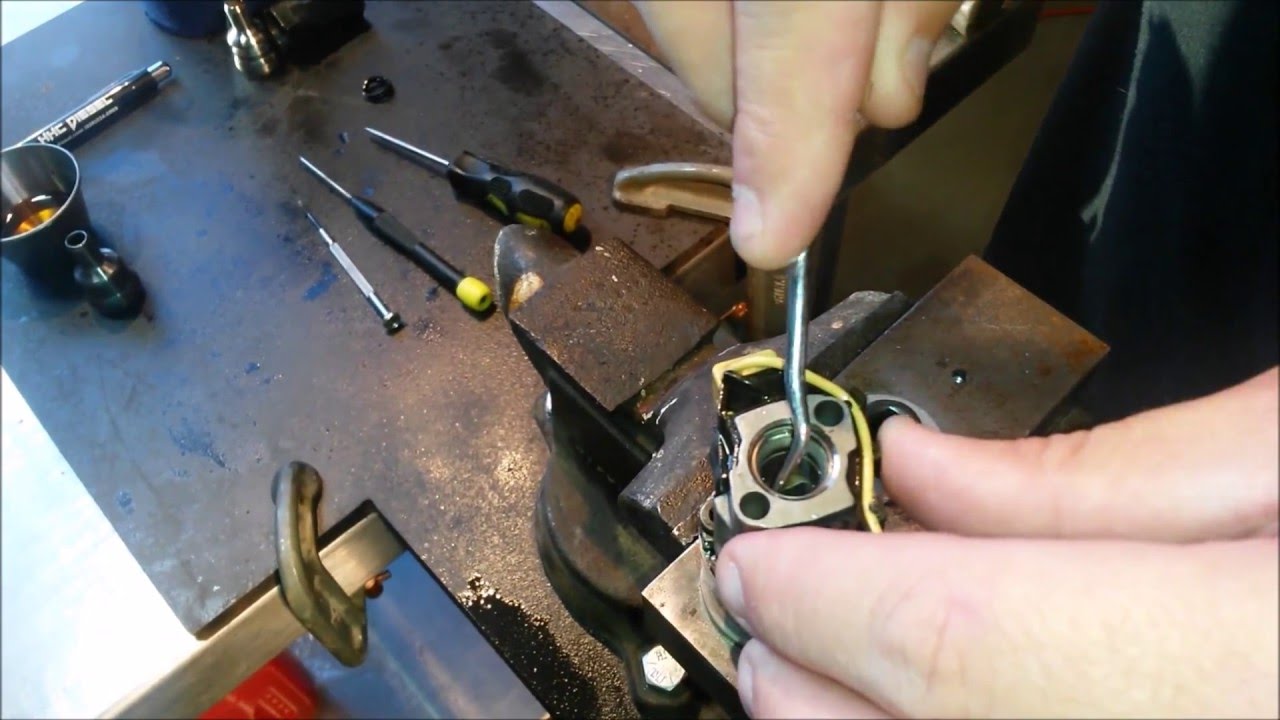 Ford 6.0L Diesel Top Injector Seal Series (Video 3 of 3) C-Clip Removal for Replacement on the Bench
