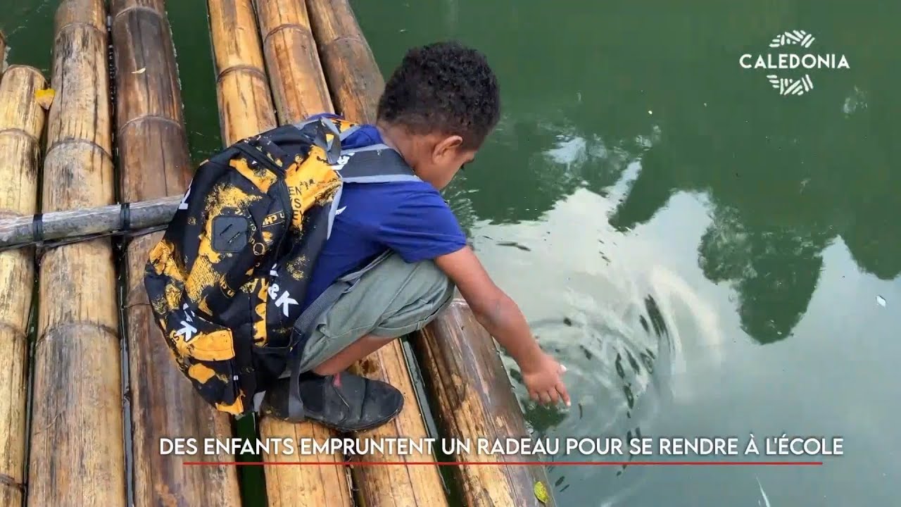 Des enfants empruntent un radeau pour se rendre à l'école