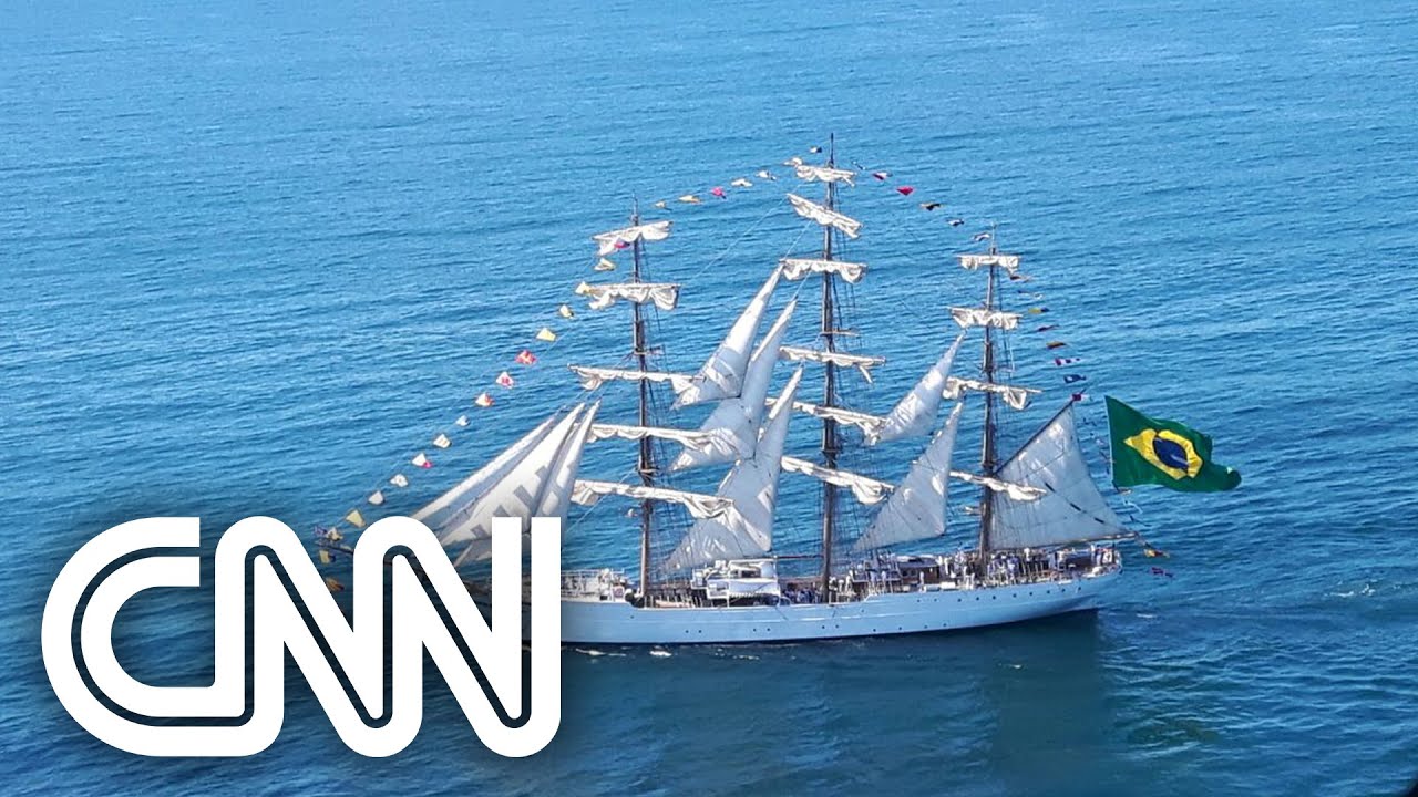 Navio Cisne Branco da Marinha do Brasil colide em ponte no Equador | JORNAL DA CNN