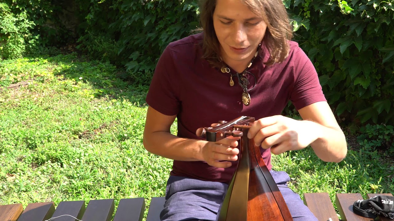 „A” alaphangú koboz húrozása / Stringing an „A” base note koboz