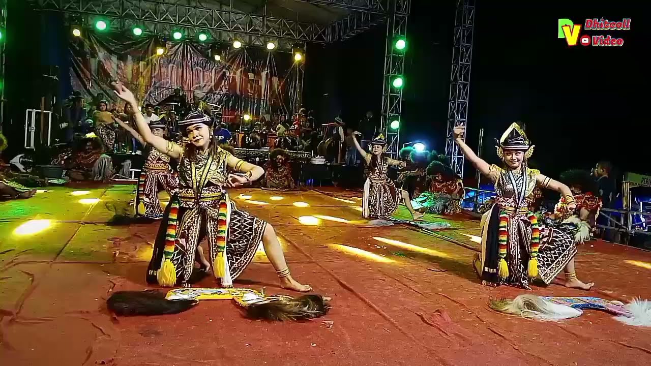 Empat penari Jaranan Putri Turonggo Rukun Sejati live Srunen Glagaharjo #kesenianjathilan#kudakepang