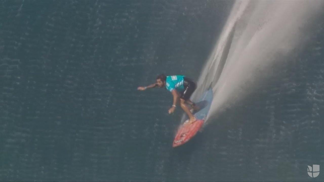 Surfistas desaf&iacute;an enormes olas en Hawaii