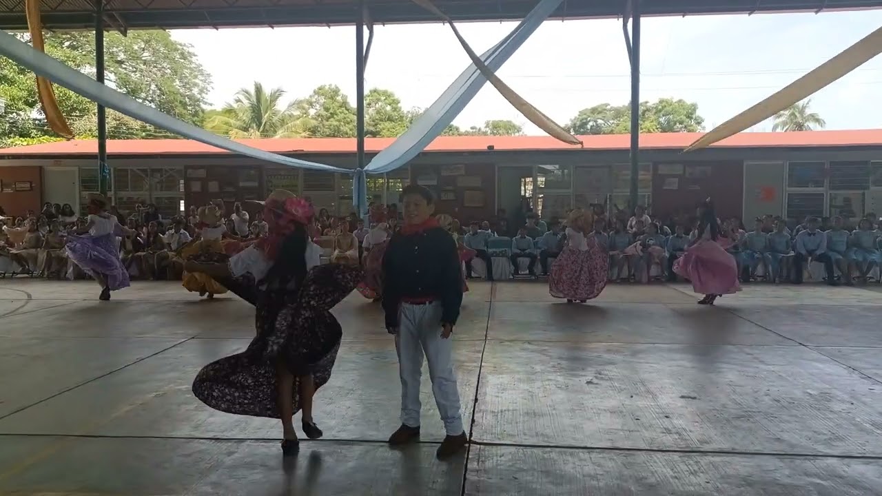 Iker, René, Mayli, Lupita, Fer, Dafne, Sulma y Marley bailan en la clausura de sexto grado en Chiapa