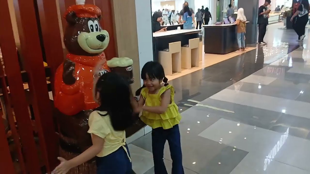 EMBUN & ZAHRA NGEMALL #BATAM