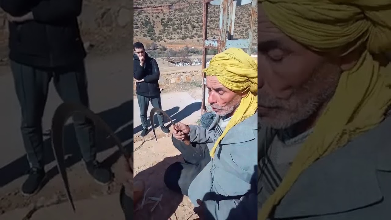 عتمان ايلاس من بني زداز ات سنوس يلقي محاضرة عن لهجة الشلحة لطلبة جامعيين باتنة على هواء الطلق.