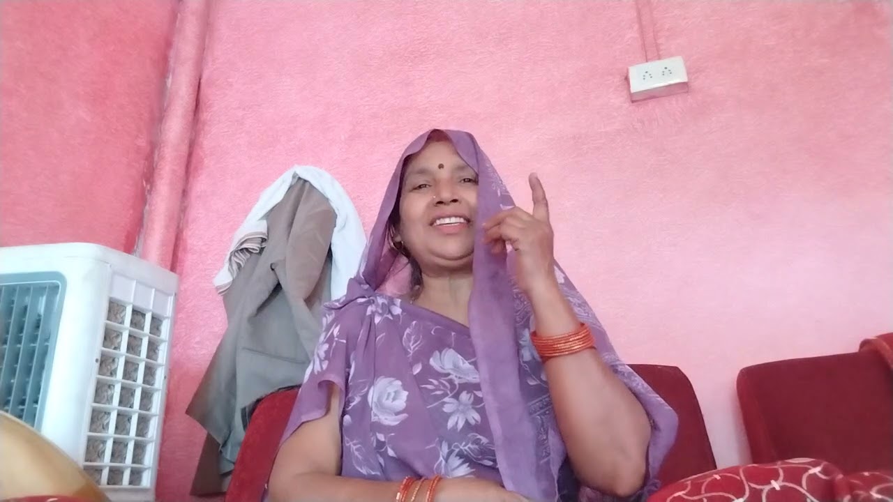 बेटी को संस्कार देते हुए