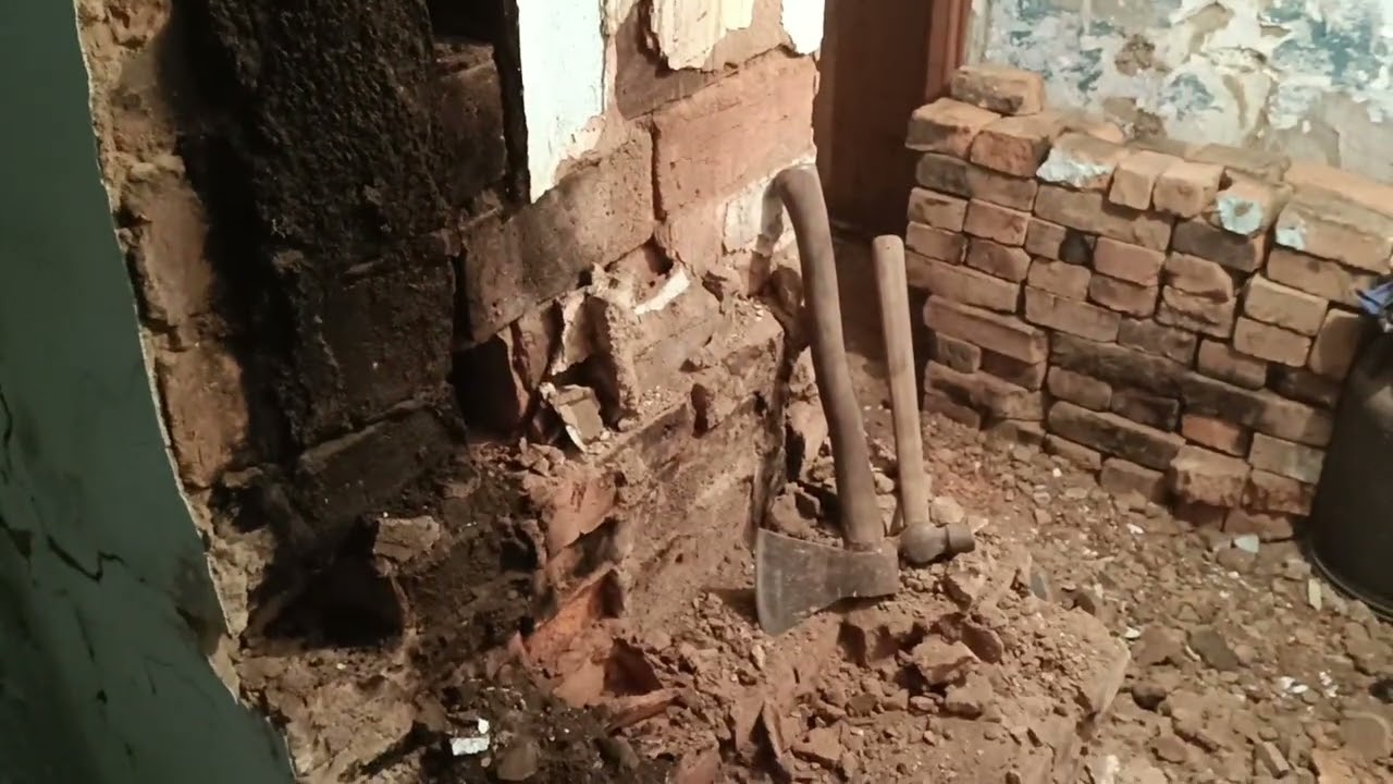 Ломаем старую печь в деревенском доме