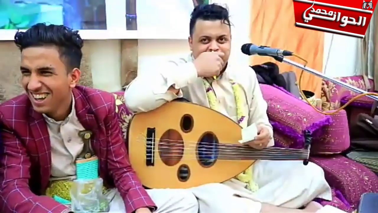 شاهد كيف تعرض الفنان بدر المليحي للكهرباء وهو يغني سلام من قلبي المجروح مع الفنان محمد الخولاني
