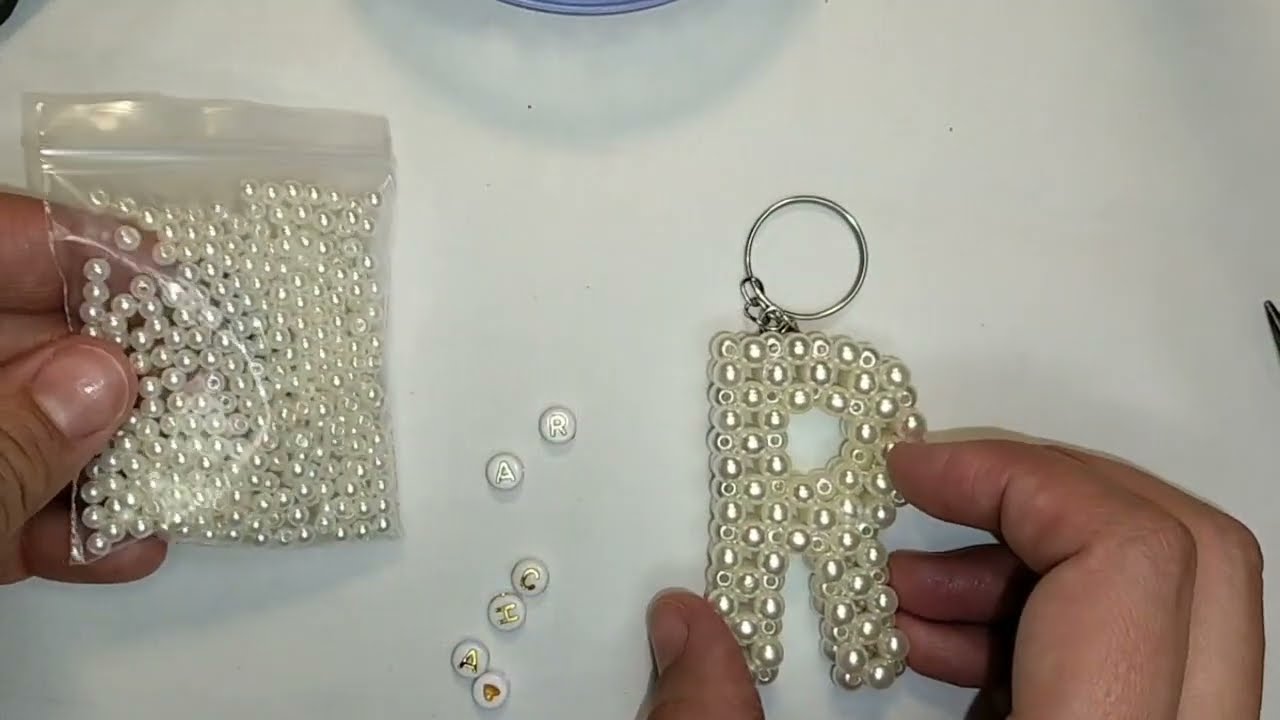 Tuto DIY: Porte clé initiale en perles | كيفية صنع حامل مفاتيح على شكل حرف R بالخرز مع الاسم