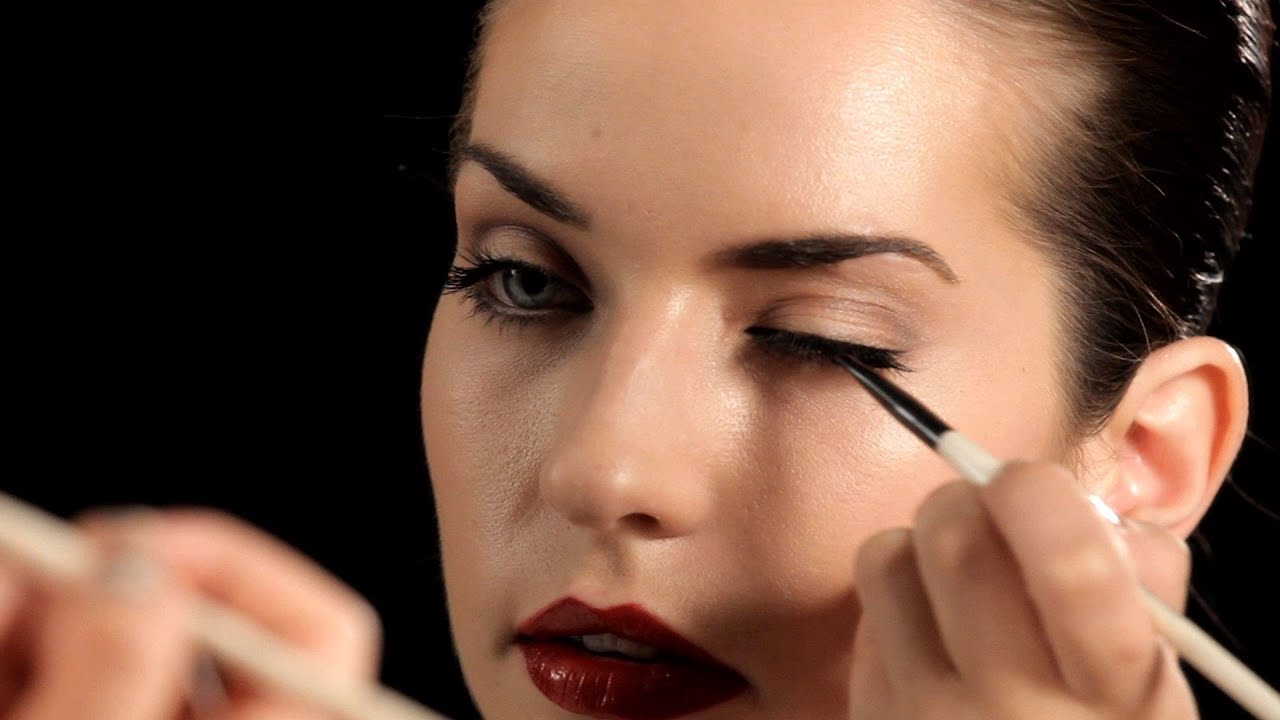 How to Use an Eyeliner Brush | Makeup Tips