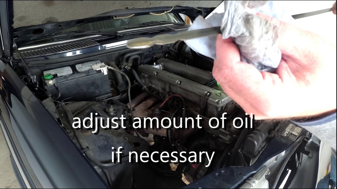 1982 Mercedes Benz W123 280E Oil change with filter