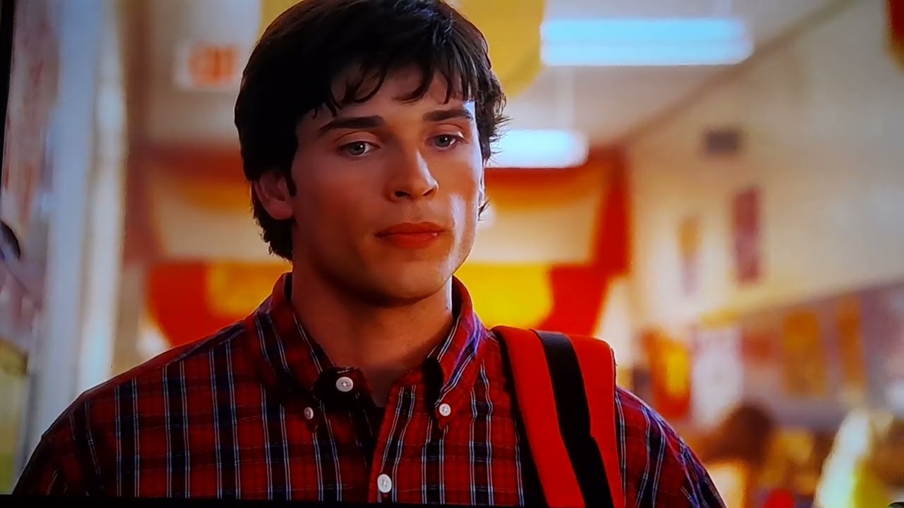 Pit esta molesto con Clark porque no confío en el para decirle su secreto ( SmallVille )