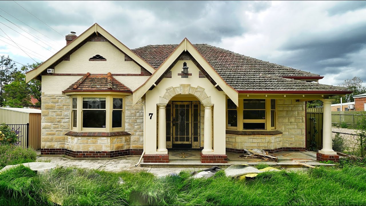 Stunning Art deco home built 1937 with immaculate modern granny flat