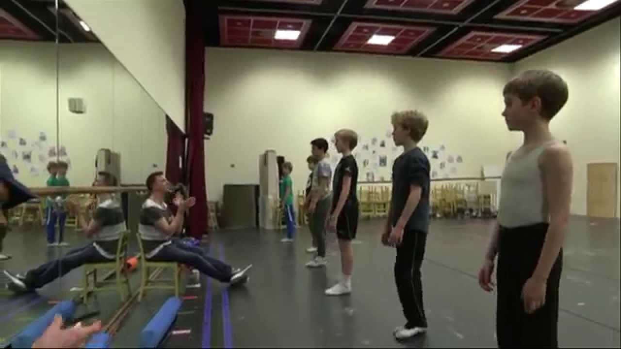 Zes jongens spelen Billy Elliot (Jeugdjournaal)