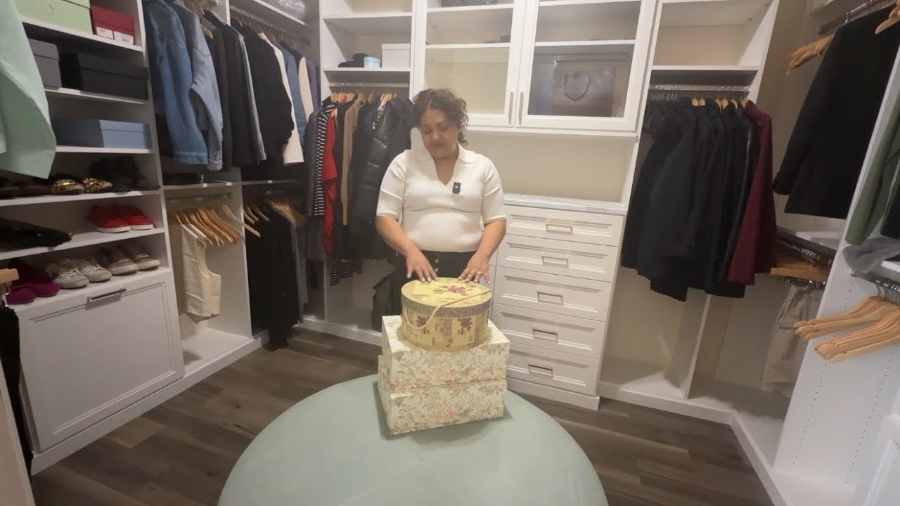 Poniendo la ropita de bautiso amis hijos en cajitas 