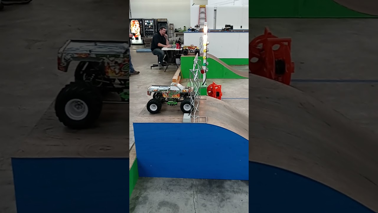Monsters at it again clodbuster vs. custom chassis.. sweet stuff guys