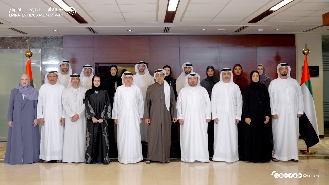 منصور بن زايد يطّلع على الخطط المستقبلية لتطوير منظومة العمل خلال زيارته وزارة الموارد البشرية