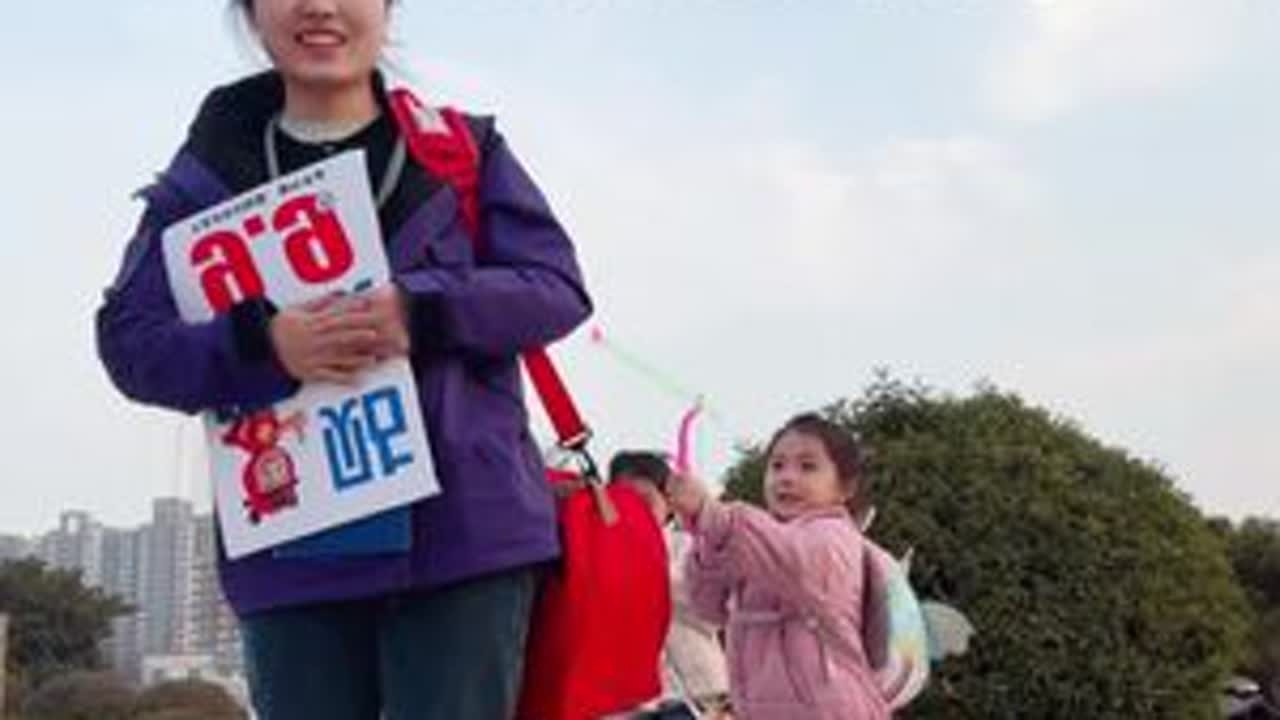允许自己脆弱，允许万物穿过，但不允许自己低落，今天领着孩子们又出来贴膜了，二宝状况百出但是生意很好的一天#记录生活#记录平凡生活