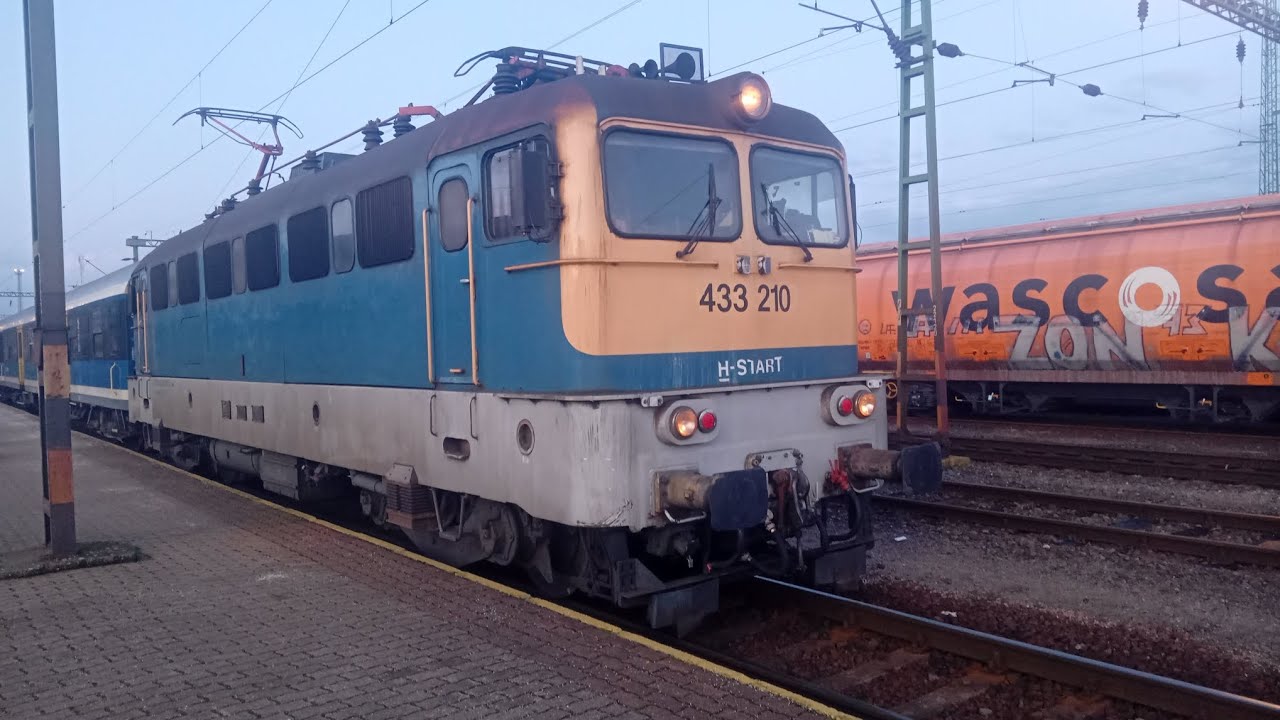 8253-mas személyvonat indul Gyékényes-Kapováron átt Dombóvárra élén a V43 3210+1335-ös szilivel