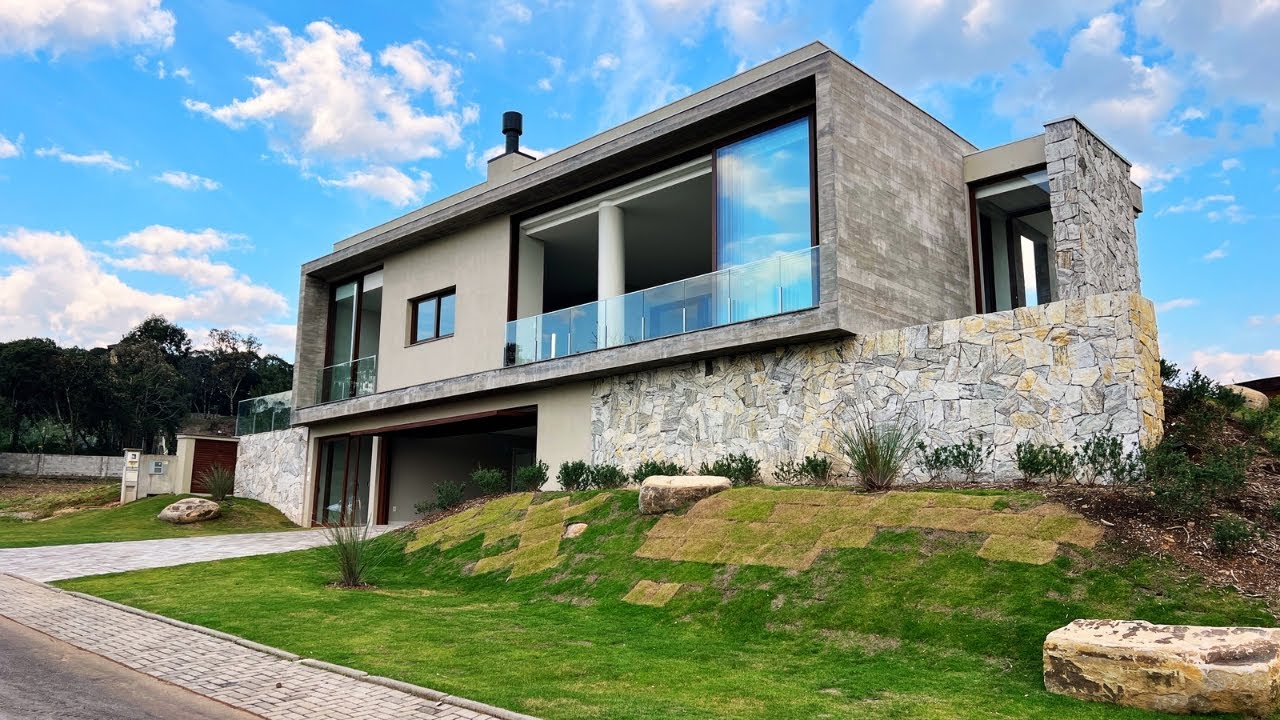 CASA DE LUXO COM ARQUITETURA CONTEMPORÂNEA NO CONDOMÍNIO LAKEN EM GRAMADO RS. TERRENO DE ESQUINA.