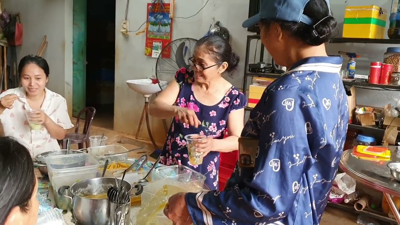 Ngày thường ở quê nhà, ăn chè thái, hàng xóm tụ tập hát hò