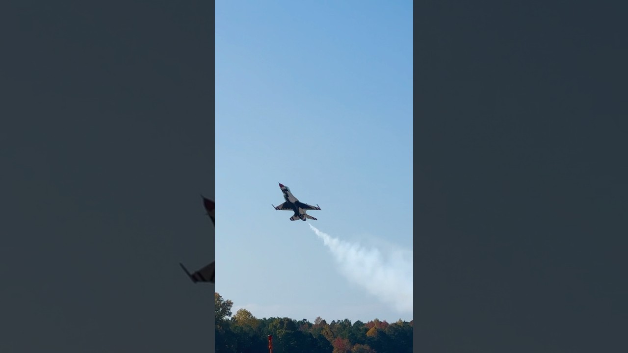 Watch those control surfaces working during the high alpha pass #f16 #thunderbird #f16viper #airshow