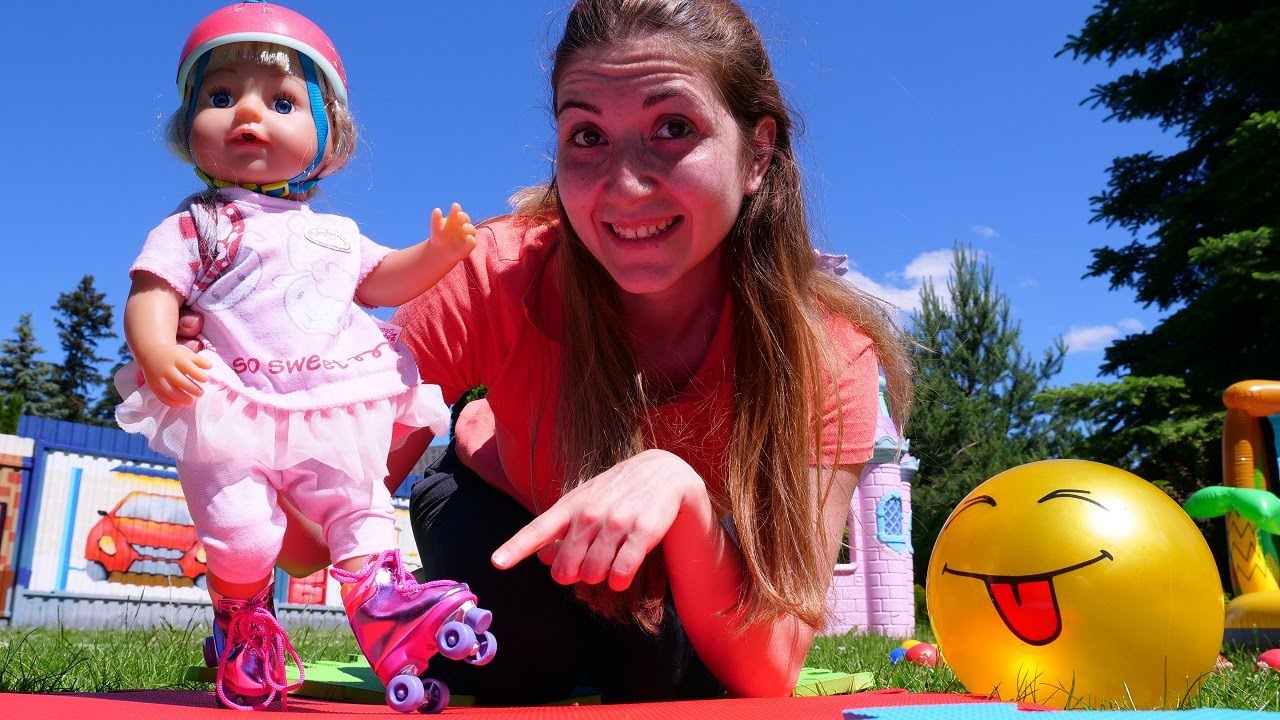 &Ccedil;ocuklar i&ccedil;in spor oyunu. Baby Born paten kayıyor. Oyuncak bebek oyunları.