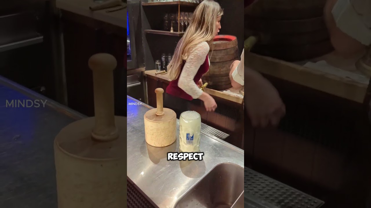 В этом баре перед подачей блюда Bee забирают вашу обувь!